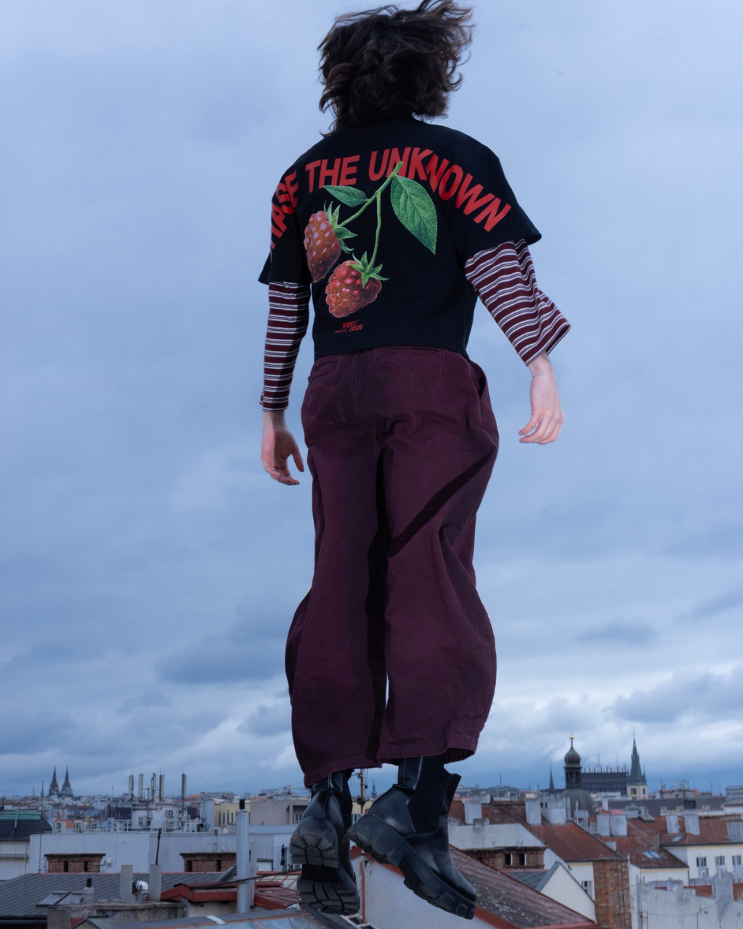 CHASE THE UNKNOWN TEE